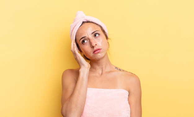 Jolie femme se sentant ennuyée, frustrée et endormie après une période fastidieuse. concept de douche et de beauté