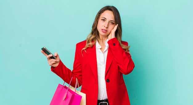 Jolie femme se sentant ennuyée frustrée et somnolente après une fatigue