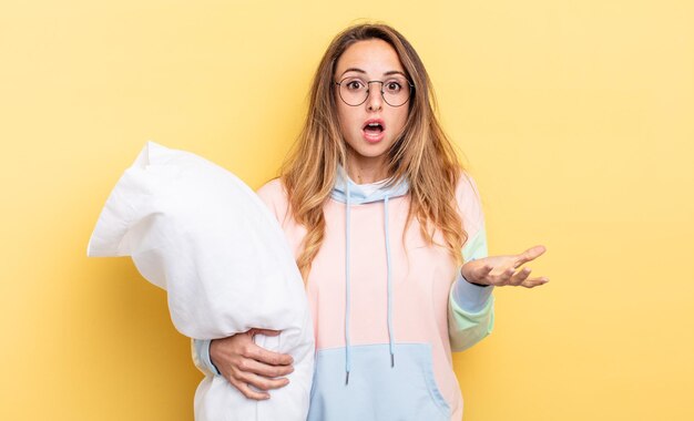 Jolie femme se sentant extrêmement choquée et surprise. concept de pyjama