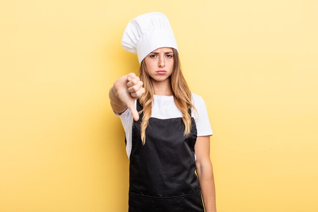 Jolie femme se sentant fière, souriant positivement avec les pouces vers le haut. notion de chef