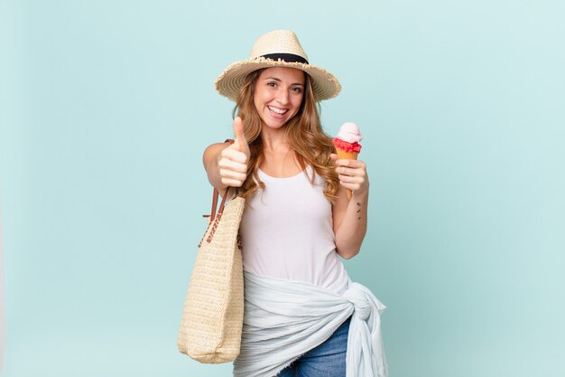 Jolie femme se sentant fière, souriante positivement avec les pouces vers le haut. concept d'été