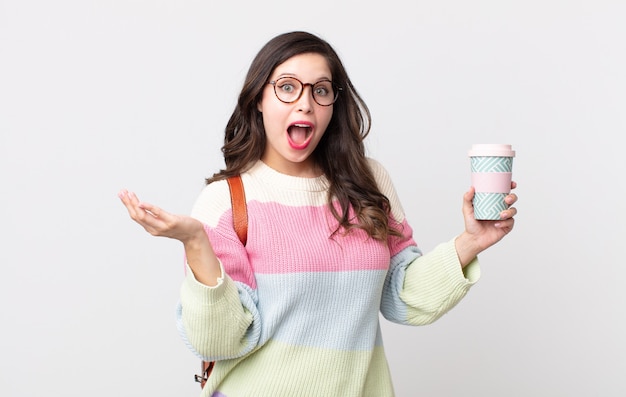 Jolie femme se sentant heureuse et étonnée de quelque chose d'incroyable. concept d'étudiant