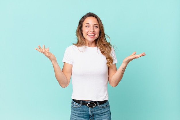 Jolie femme se sentant heureuse et étonnée de quelque chose d'incroyable