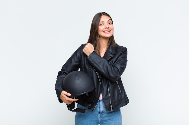 Jolie femme se sentant heureuse, positive et réussie, motivée face à un défi ou célébrant de bons résultats