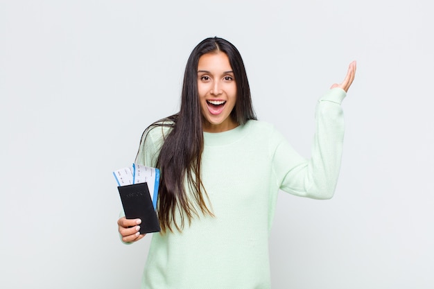 Jolie femme se sentant heureuse, surprise et joyeuse, souriante avec une attitude positive, réalisant une solution ou une idée