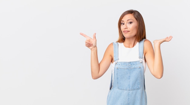 Jolie femme se sentant perplexe et confuse et doutant et un espace de copie sur le côté