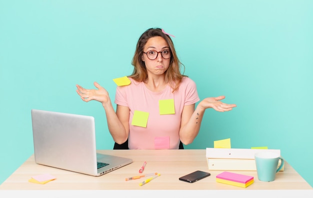 Jolie femme se sentant perplexe, confuse et doutante. concept de télétravail