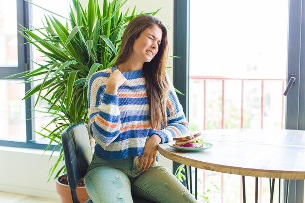 Jolie femme se sentant stressée, anxieuse, fatiguée et frustrée, tirant le cou de la chemise, à la frustration de problème