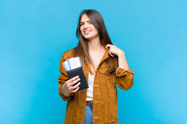 Jolie femme se sentant stressée, anxieuse, fatiguée et frustrée, tirant le cou de la chemise, à la frustration de problème