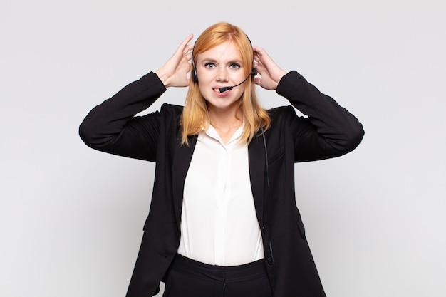 Jolie femme se sentant stressée, inquiète, anxieuse ou effrayée, les mains sur la tête, paniquée par erreur