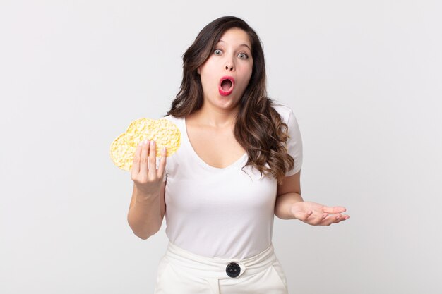 Jolie femme se sentant tenant des gâteaux de riz