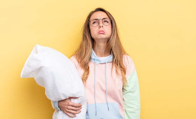 Jolie femme se sentant triste et pleurnicharde avec un regard malheureux et pleurant. concept de pyjama