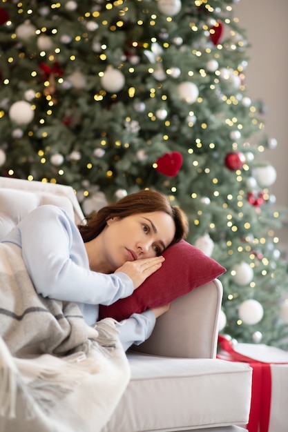 Jolie femme se sentant triste