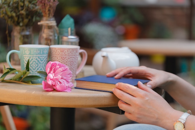 Jolie femme, séance table, dans, café, et, livre lecture