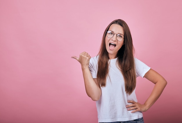 Jolie femme séduisante calme avec la bouche ouverte et un œil fermé