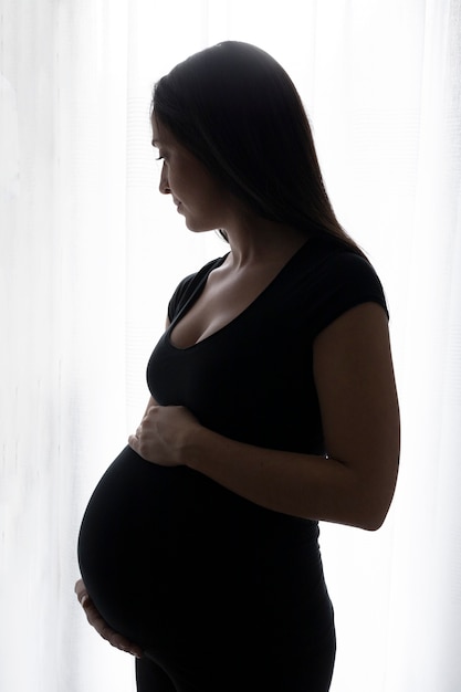 Jolie femme et 39 semaines de grossesse Silhouette de femme enceinte