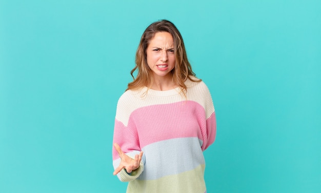 Jolie femme semblant en colère, agacée et frustrée