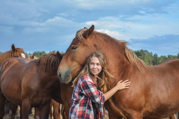 jolie femme avec ses chevaux rouges.