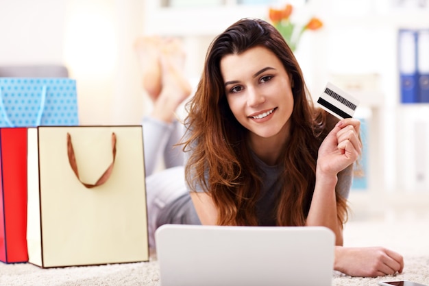 jolie femme shopping en ligne avec carte de crédit