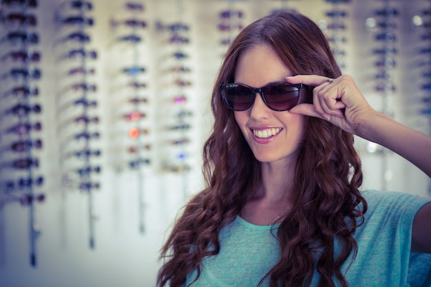 Jolie femme shopping pour des lunettes de soleil