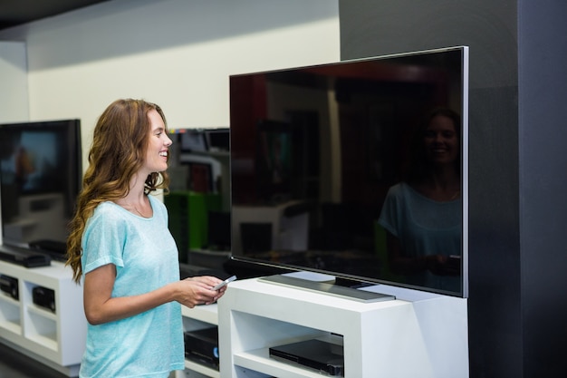 Jolie femme shopping pour la nouvelle télévision