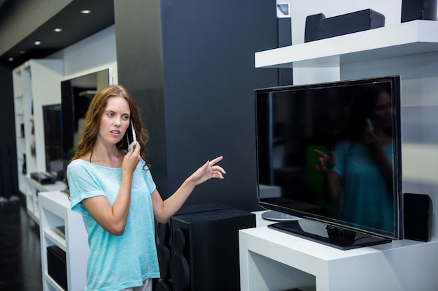 Jolie femme shopping pour la nouvelle télévision