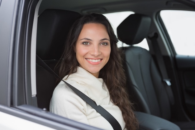 Jolie femme souriante à la caméra