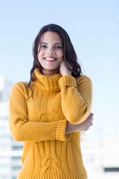 Jolie femme souriante à la caméra