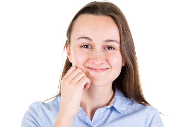 Jolie femme souriante dans les pensées pensant et planifiant