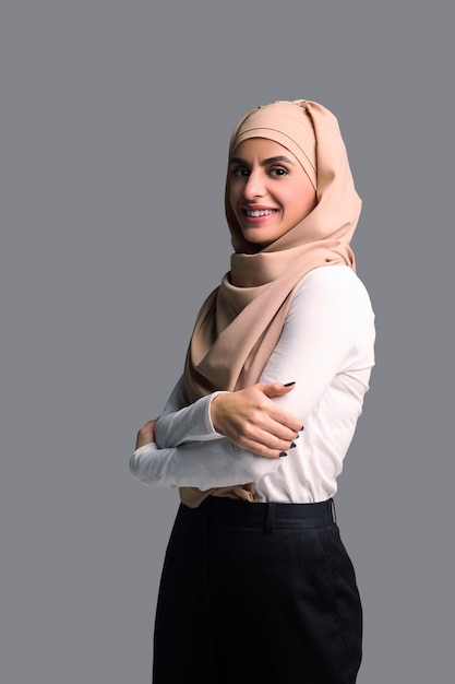Jolie femme souriante en hijab beige