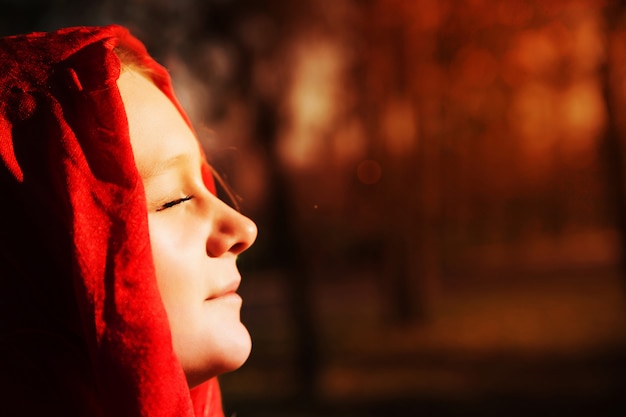 Jolie femme souriante en plein air profitant d'un automne chaud et ensoleillé