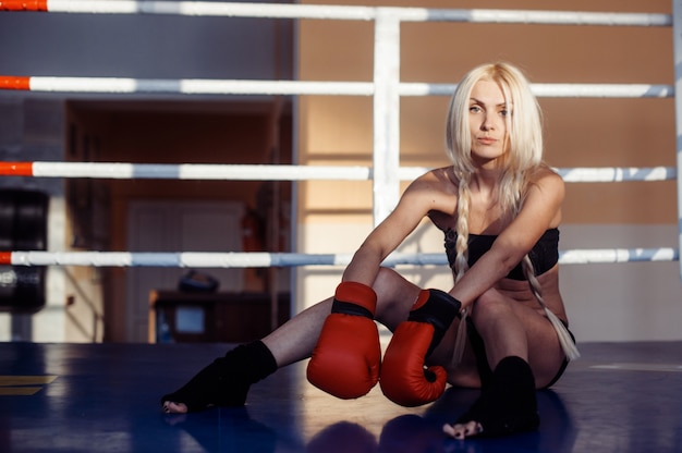 Jolie femme sport avec des gants de boxe