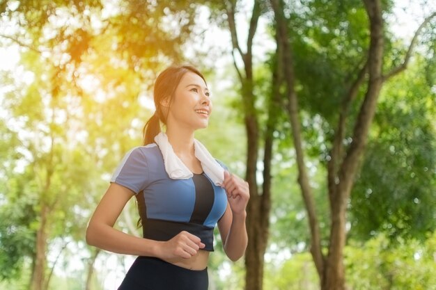 Jolie femme sportive jogging.