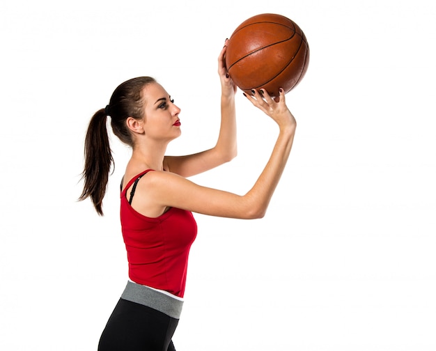 Jolie femme sportive jouant au basketball