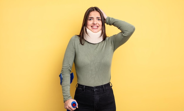 Jolie femme stressée, anxieuse ou effrayée, les mains sur la tête. concept de blessé accidentel