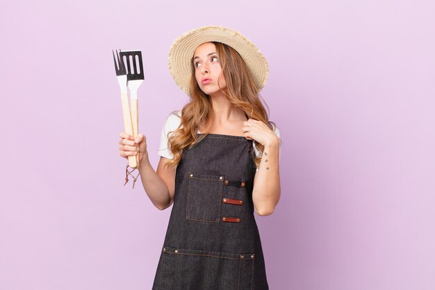 Jolie femme stressée, anxieuse, fatiguée et frustrée. concept de chef de barbecue