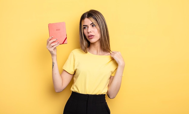 Jolie femme stressée, anxieuse, fatiguée et frustrée. concept de planificateur