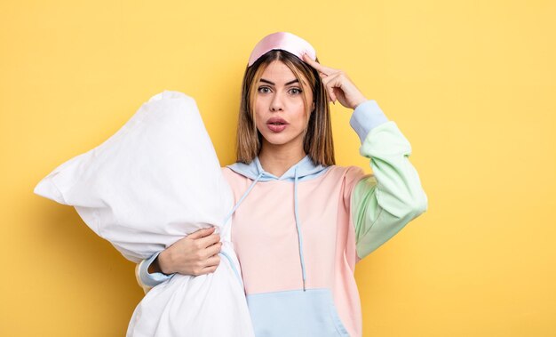 Jolie femme à la surprise, réalisant une nouvelle pensée, idée ou concept. notion de pyjama