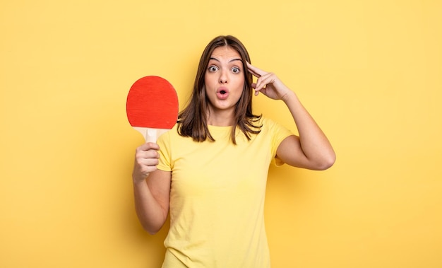 Jolie femme à la surprise de réaliser une nouvelle idée de pensée ou un concept de concept de ping-pong