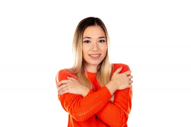 Jolie femme avec un sweat-shirt rouge