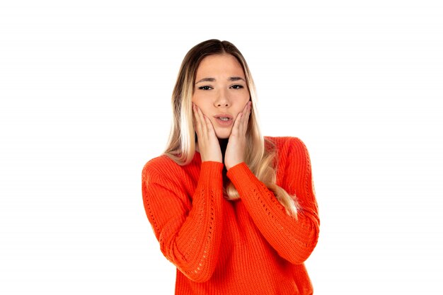 Jolie femme avec un sweat-shirt rouge