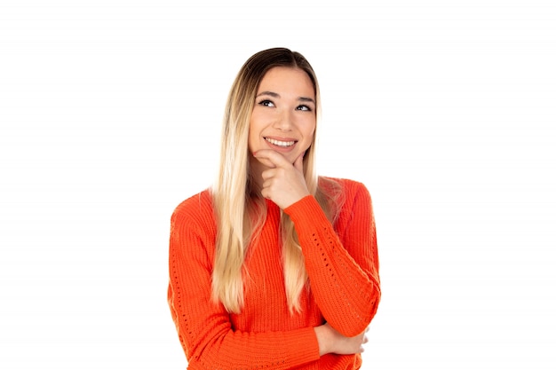 Jolie femme avec un sweat-shirt rouge