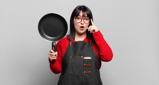 Jolie femme de taille plus semblant surprise, bouche bée, choquée, réalisant une nouvelle pensée, idée ou concept