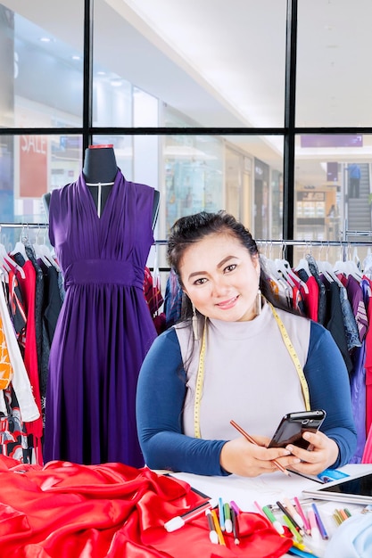 Jolie femme tailleur regardant et souriant à la caméra