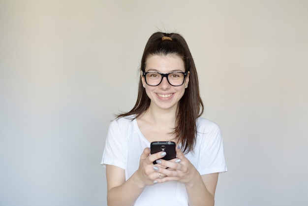 jolie femme, taper du texte sur smartphone