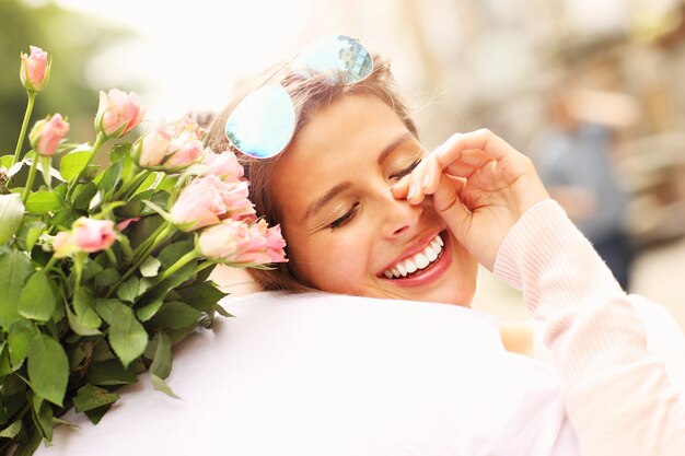 Jolie Femme Tenant Des Fleurs Et étreignant Un Homme