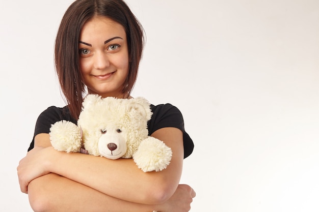 Jolie femme tenant un ours en peluche