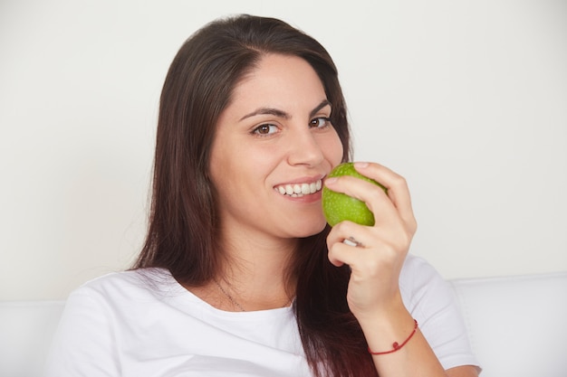 Jolie femme tenant une pomme verte