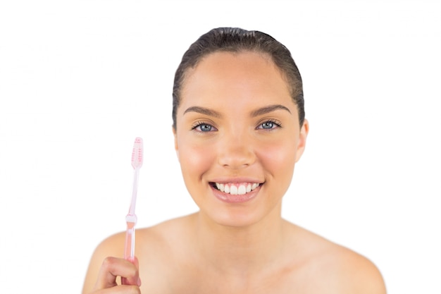 Jolie femme tenant sa brosse à dents