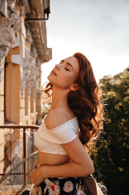 Jolie femme en tenue élégante pose sur terrasse